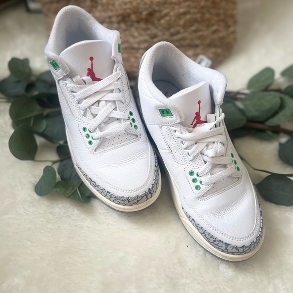 Jordan 3 Retro White and Green Sneakers with Classic Design - Picture 2 of 12